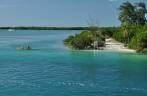 O estreito canal de mar que divide em duas a ilha de Caye Caulker, na grande barreira de corais, em Belize